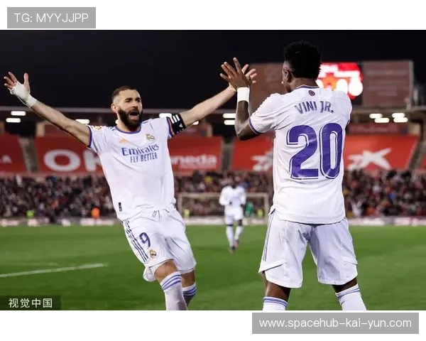 皇马中路远射命中，维尼修斯插上补射再添一分