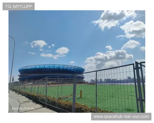 大连英博推进连连冲破边线