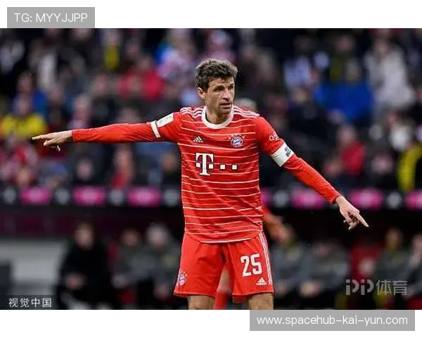 拜仁穆勒中场断球后推进助攻轻松得分，体现全能球员的魅力