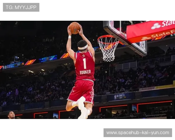 球星在训练中完成高强度冲刺配合长传的复合训练