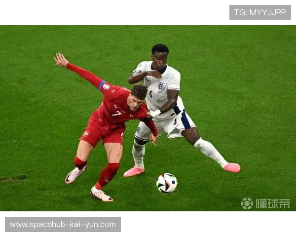 英格兰后卫速度提升，多次化解对手快速转换